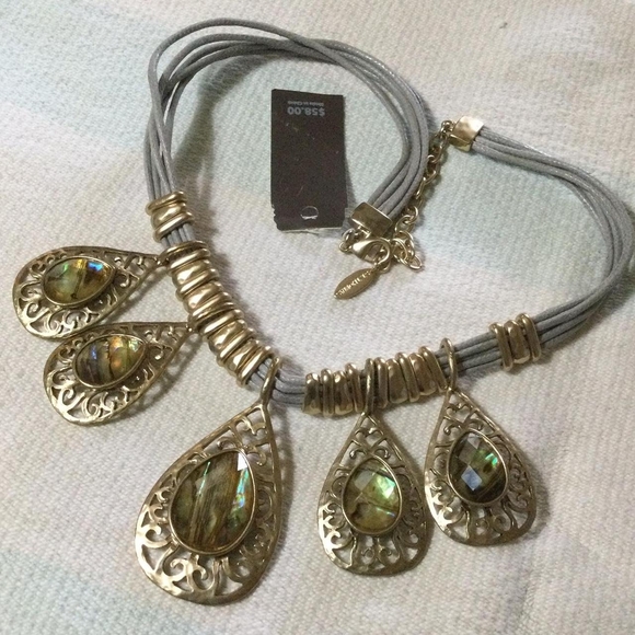 Elegant Gold and Green Teardrop Necklace - Picture 2 of 3